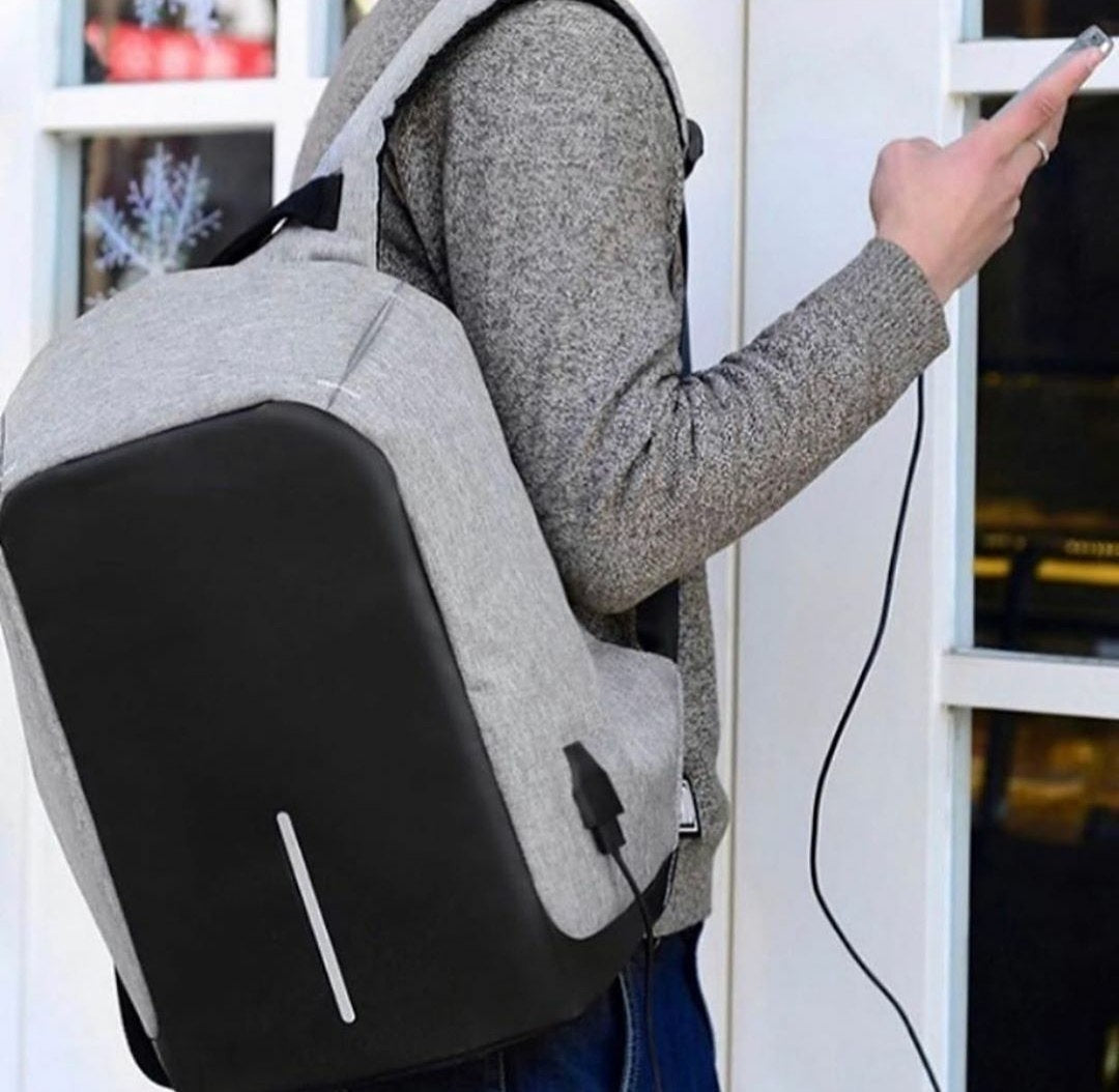 MOCHILA ANTIRROBO IMPERMEABLE CON PUERTO DE CARGA USB GRIS MD